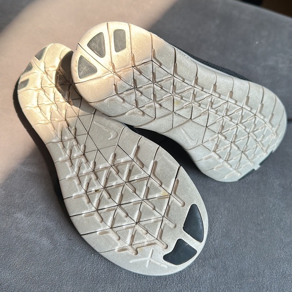 Black Nike free youth size 3 sneakers - Picture 3 of 5